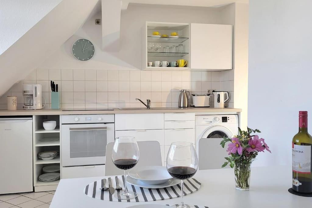 Apartment 2-zimmer-traumwohnung: Schick * Hell * Ruhig * Grosse Raeume * Zentrumsnah *